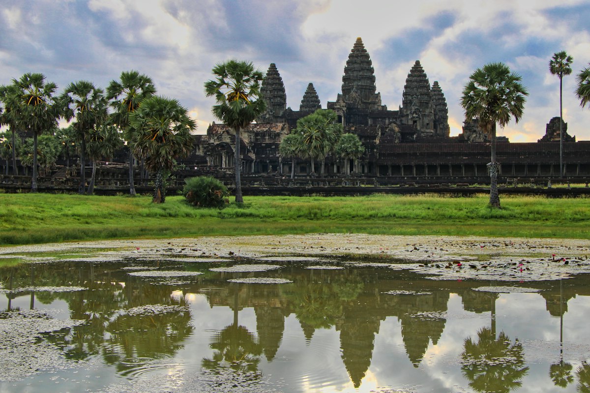 Angkor Wat — rozległy kompleks świątynny