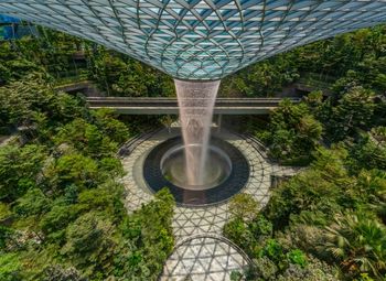 Jewel Changi — wodospad i ogród pod szklaną kopułą